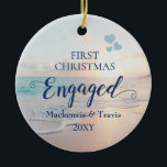 First Christmas Verlobt Beach Sunset Keramik Ornam Ornament<br><div class="desc">Bewahre Verlobung Ornament mit einem romantischen Sonnenuntergang am Strand oder Sonnenaufgang über einem tropischen Ozean mit türkisfarbenen aquamarinen Wellen und rosa,  pfirsichfarbenen Sandküste in Pastellfarben ist ideal für Paare,  die am Strand verlobt sind oder eine Hochzeit in Urlaubsort planen.</div>