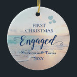 First Christmas Verlobt Beach Sunset Keramik Ornam Ornament<br><div class="desc">Bewahre Verlobung Ornament mit einem romantischen Sonnenuntergang am Strand oder Sonnenaufgang über einem tropischen Ozean mit türkisfarbenen aquamarinen Wellen und rosa,  pfirsichfarbenen Sandküste in Pastellfarben ist ideal für Paare,  die am Strand verlobt sind oder eine Hochzeit in Urlaubsort planen.</div>