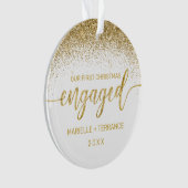 First Christmas Verlobt Gold Glitzer Script Foto Ornament (Vorderseite)