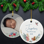 First Christmas Woodland Animal Baby Foto Keramik Ornament<br><div class="desc">Feiern Sie Ihr erstes Weihnachtsfest mit diesem charmanten Woodland Animal Baby Foto Keramik Ornament. Die Vorderseite ist mit zarten Aquarellfarben-Blume versehen, die das Foto Ihres Babys schön umrahmen. Auf der Rückseite finden Sie ein hübsches Hasen und Eichhörnchen sowie einen individuell gestaltbaren Text, in dem Sie Ihren Babynamen eingeben können. Dieser...</div>