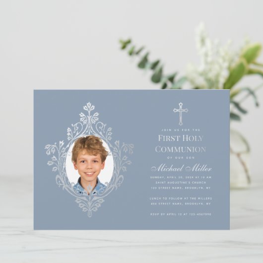 First Communion Boy Foto Dusty Blue Imitats Silver Einladung (Stehend Vorderseite)