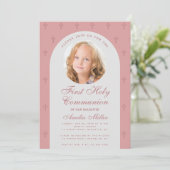 First Communion Girl Foto Dusty Rose Arch Modern Einladung (Stehend Vorderseite)