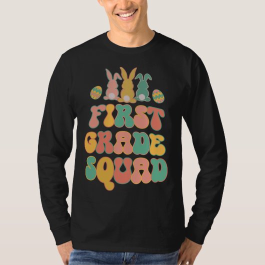 First Grad Squad Teacher Retro Groovy Easter Bunn T-Shirt (Vorderseite)