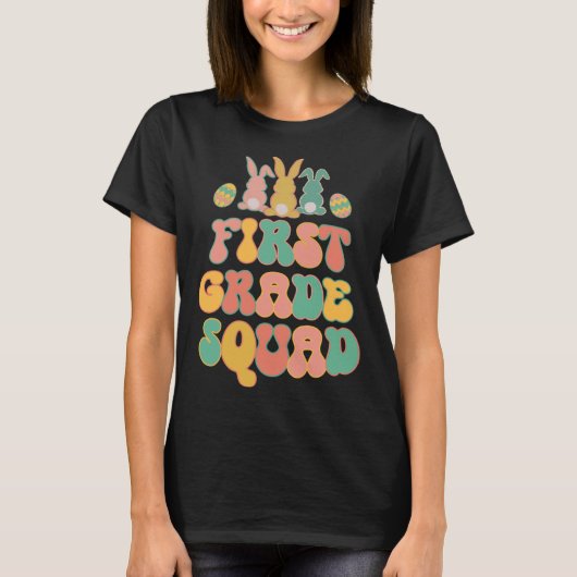 First Grad Squad Teacher Retro Groovy Easter Bunn T-Shirt (Vorderseite)
