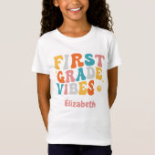 "First Grade Vibes" Groovy Zurück zur Schule T-Shirt (Vorderseite)