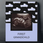 First Grandchild Blue Ultrasound Grandmuttergift Fotoplatte<br><div class="desc">Erstes Grandchild Ultrasound Foto Großeltern Ankündigung Geschenk. Blau und Schwarz.</div>
