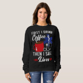 First I Drink Coffee Then I Save Lives Paramedic E Sweatshirt (Vorne ganz)