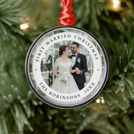 First Married Christmas Photo Modern Keepsake Ornament Aus Metall (Baum)