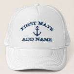 First Mate hat einen nautischen Anker und Namen Truckerkappe<br><div class="desc">Erste Mate mit nautischer Anker und individuelle Name. Vintage Typografie-Vorlage für den Begleiter des Seglers. Machen Sie Ihren eigenen personalisierten Hut für Segelreisen und Bootsausflüge. Marinebanker-Symbol mit grungenhaftem Text. Niedliche Geburtstag Geschenkidee für Partner. Machen Sie Ihre eigene Crew für Freundin, Decksfrau, Mannschaft, Yachtbesitzer, Mutter, Tante, Mutter, Schwester, Ehefrau, Sohn, Tochter,...</div>