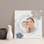 First Mthers Day Foto Moderner Pop Kunst Blume Künstlicher Leinwanddruck<br><div class="desc">Personalisieren Sie für jeden Anlass mit einem Ihrer Lieblings-Fotos und Ihrer Wortwahl - perfekt für den ersten Muttertag, Geburtstag etc. Dieses moderne Design besticht durch abstrakte Pop-Blume im marimekko / orla-kiely-Stil, Spritzer und lässige handgeschriebene Schrift-Stil Typografie. Die Farbpalette ist in Beige, Blau und Grau gehalten, auf einem neutralen, weißen Hintergrund....</div>