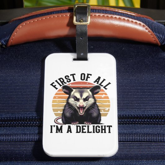 First of All I'm a Delight - Funny Opossum Quote Gepäckanhänger (Vorderseite Insitu 2)