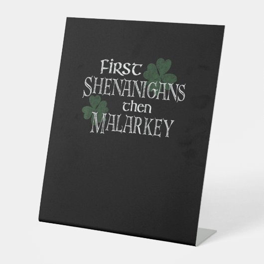 First Shenanigans dann Malarkey Funny Irish Pride Sockelschild (Vorderseite)