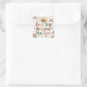 First Trip Around the Sun Birthday – 1st BDAY Squ Quadratischer Aufkleber (Tasche)