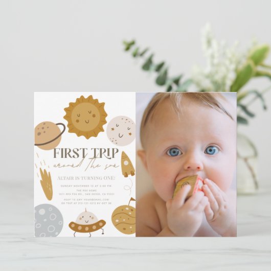 First Trip Around The Sun Boho 1st Birthday Photo Einladung (Stehend Vorderseite)