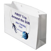 First trip around the sun planet astronaut birthda große geschenktüte (Rückseite Schrägansicht)