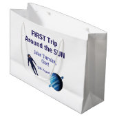 First trip around the sun planet astronaut birthda große geschenktüte (Vorderseite Schrägansicht)