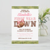 First Year Down Football Girly 1st Birthday Einladung (Stehend Vorderseite)