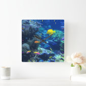 FISCH AQUARIUM. TROPISCHER FISCH QUADRATISCHE WANDUHR (Zuhause)