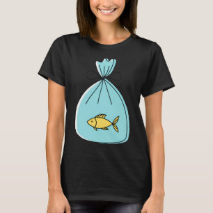 Fisch in einer zugebundenen Plastiktüte T-Shirt