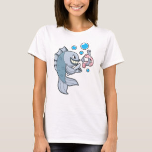 Fisch mit Fischhaken und Wurm T-Shirt