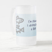 Fisch-Stern-Zeichen-silberner Fisch auf Blau Mattglas Bierglas (Vorderseite Links)