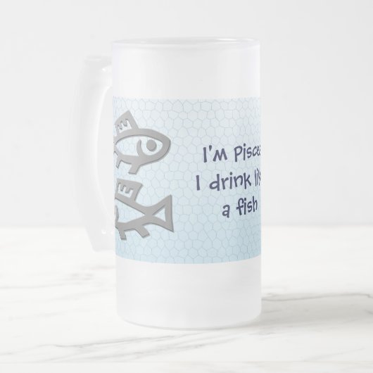 Fisch-Stern-Zeichen-silberner Fisch auf Blau Mattglas Bierglas (Vorderseite Links)