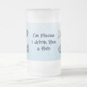 Fisch-Stern-Zeichen-silberner Fisch auf Blau Mattglas Bierglas (Mittel)