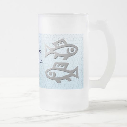 Fisch-Stern-Zeichen-silberner Fisch auf Blau Mattglas Bierglas (Rechts)