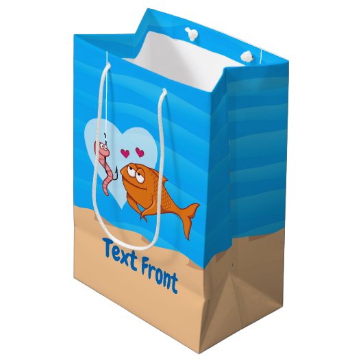 Fisch und Köder in Liebe Mittlere Geschenktasche Geschenktüte (Vorderseite Schrägansicht)