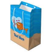 Fisch und Köder in Liebe Mittlere Geschenktasche Geschenktüte (Rückseite Schrägansicht)