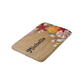 Fisch und Muscheln auf braunem Sand Badematte (Schrägansicht)