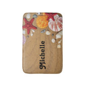Fisch und Muscheln auf braunem Sand Badematte (Vorderseite Vertikal)