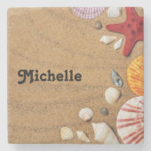 Fisch und Muscheln auf braunem Sand Steinuntersetzer (Vorderseite)