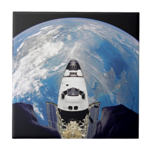 Fischaugenansicht Space Shuttle Atlantis Erdumlauf Fliese