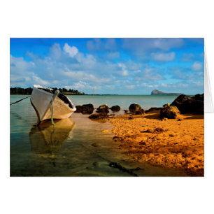 Fischboot an einem mauritianischen Strand mit Inse
