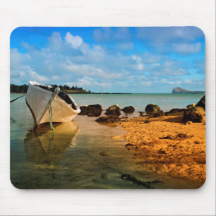 Fischboot an einem mauritianischen Strand mit Inse Mousepad