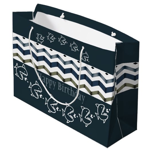 Fischdesign mit blauen Mustern Große Geschenktüte (Rückseite Schrägansicht)