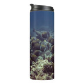 Fische am Korallenriff im ozeanischen Hintergrund, Thermosbecher (Nach rechts gedreht)