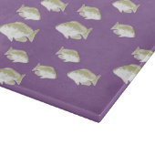 Fische auf lila schneidebrett (Ecke)