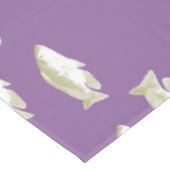 Fische auf lila tischdecke (Schrägansicht)