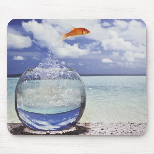 Fische springen aus dem Aquarium Mousepad (Vorne)