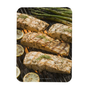 Fische und Spargel, die auf Grill kochen Magnet