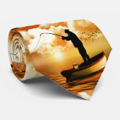 Fischen-Fischer im Boot am Sonnenuntergang Krawatte (Gerollt)