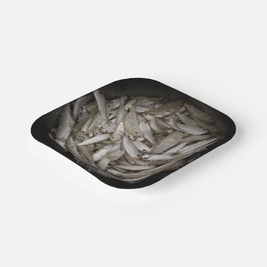 Fischen in einem Eimer Pappteller (Gewinkelt)