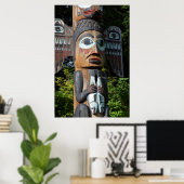 Fischer auf Totem Pole, Alaska Poster (Heimbüro)