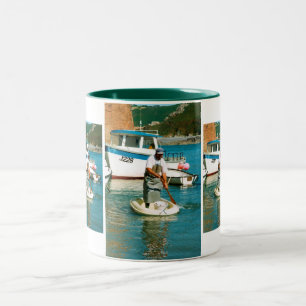 Fischer im Hafen von Bonne Nuit Zweifarbige Tasse