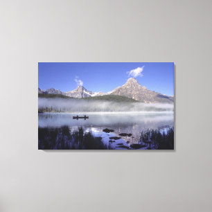Fischer im Kanu auf dem Waterfowl Lake, Banff Leinwanddruck