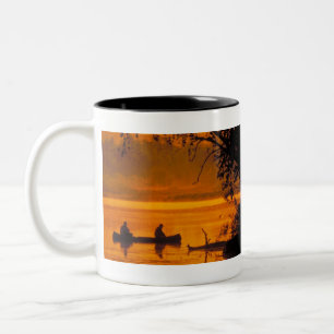 Fischer in einem Kanu Zweifarbige Tasse