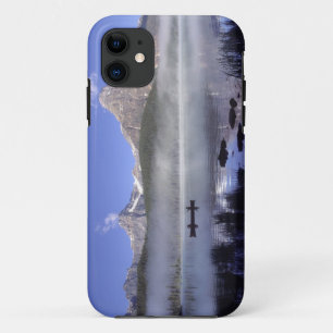 Fischer in Kanu am Waterfowl Lake, Banff iPhone 11 Hülle