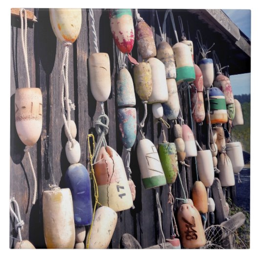 Fischerbojen auf rustikalem Gebäude Dekorative Til Fliese (Vorderseite)